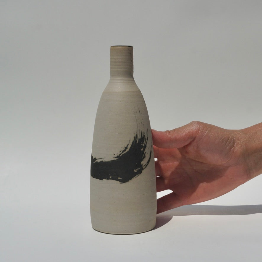 Hakeme bottle vase 01