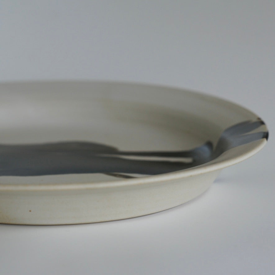 Large rimmed plate, Onyx