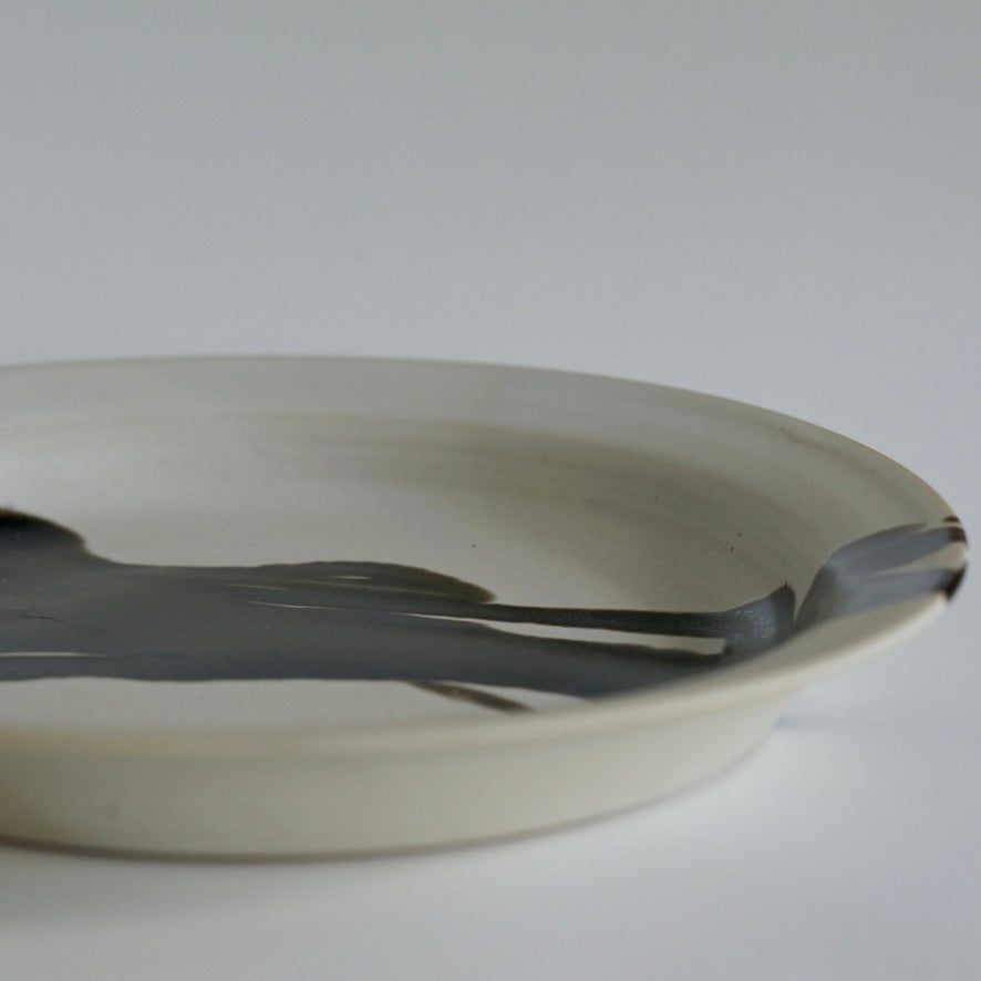 Large rimmed plate, Onyx
