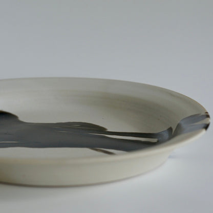 Large rimmed plate, Onyx