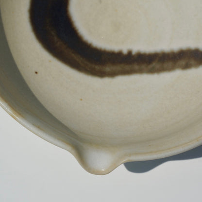 Spouted sauce dish, Amber