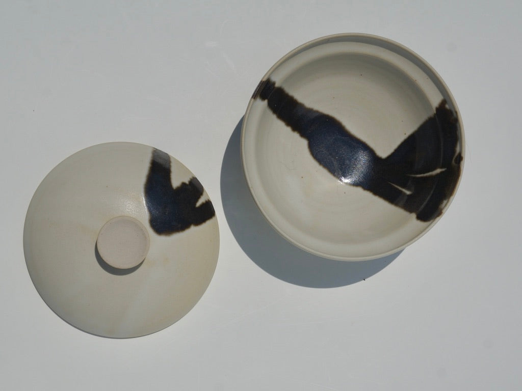 Lidded bowl, Amber