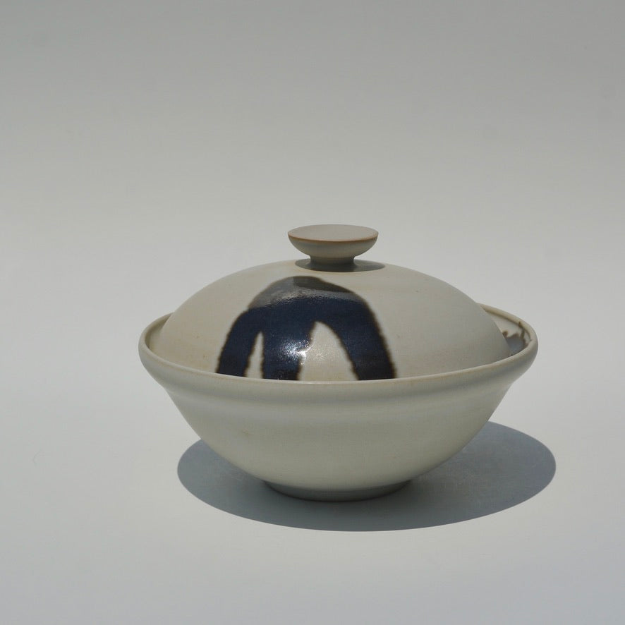 Lidded bowl, Amber