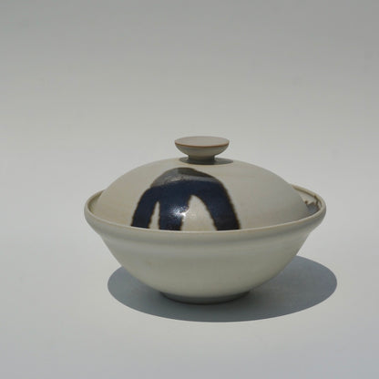 Lidded bowl, Amber
