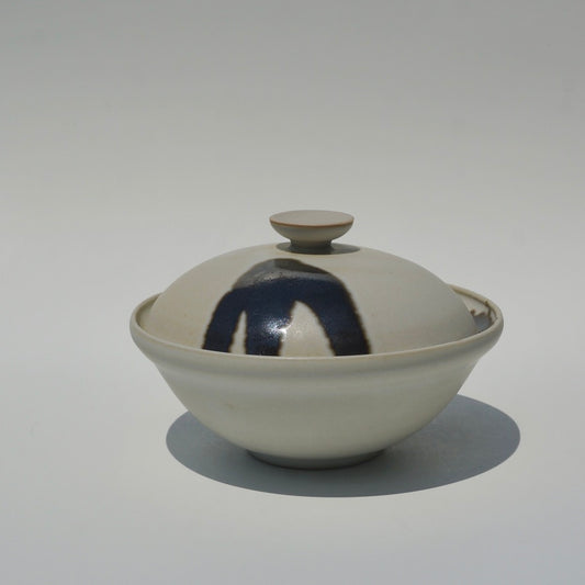 Lidded bowl, Amber