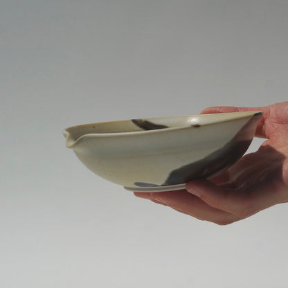 Spouted sauce dish, Amber
