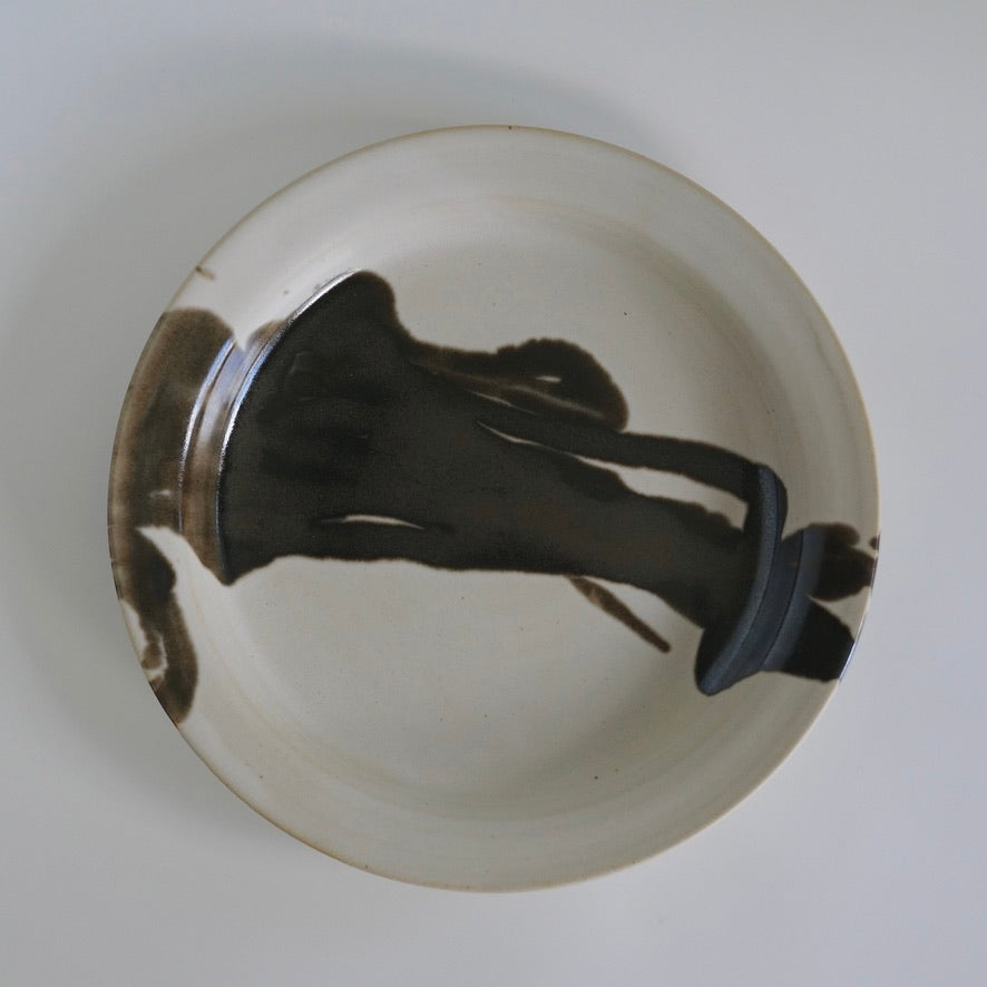 Large rimmed plate, Onyx
