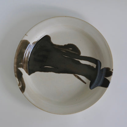 Large rimmed plate, Onyx
