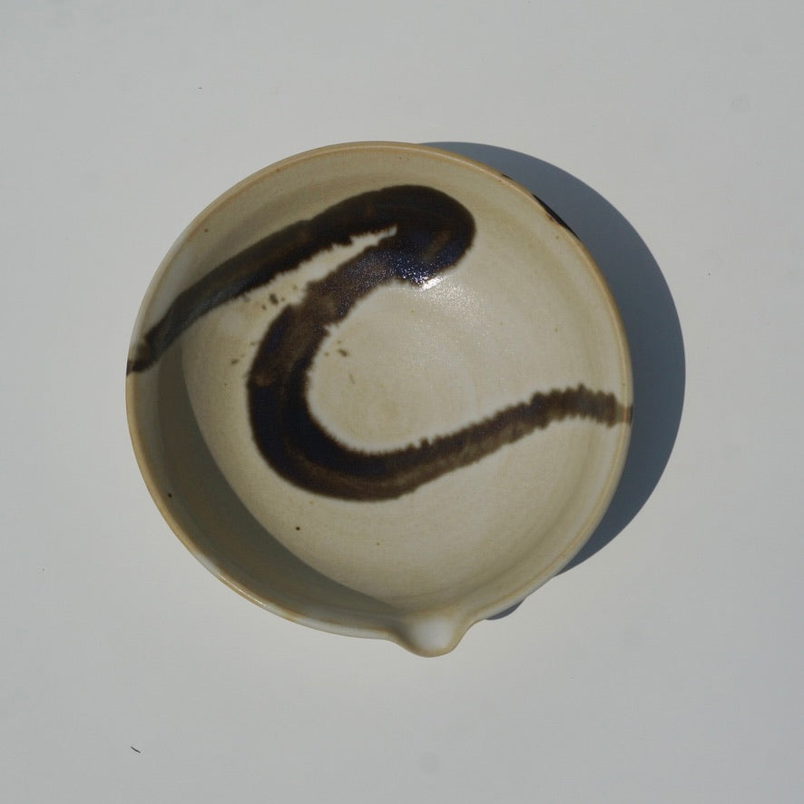 Spouted sauce dish, Amber