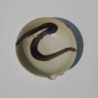 Spouted sauce dish, Amber