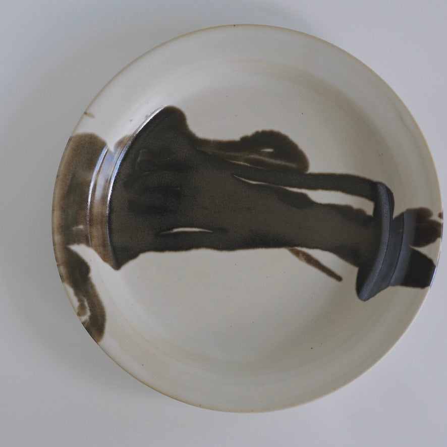 Large rimmed plate, Onyx