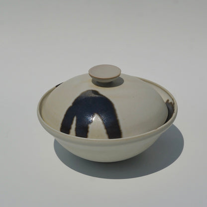Lidded bowl, Amber