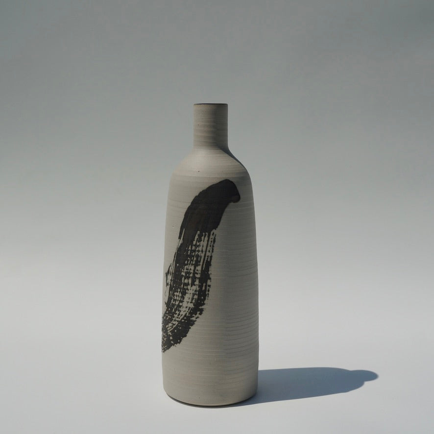 Hakeme bottle vase 02