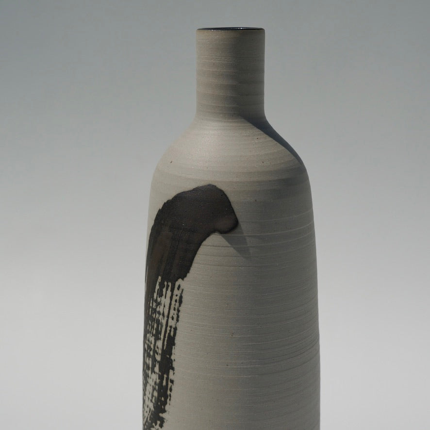 Hakeme bottle vase 02
