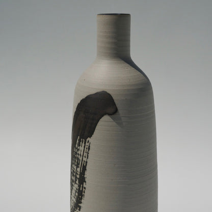 Hakeme bottle vase 02