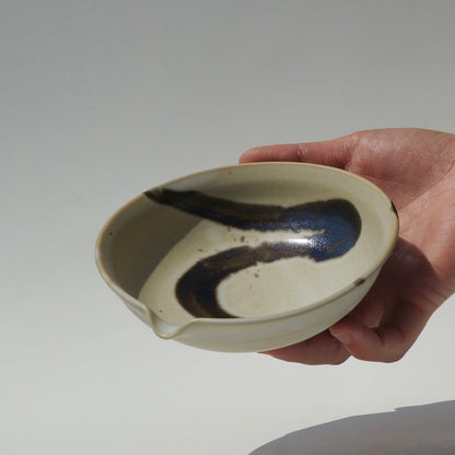 Spouted sauce dish, Amber