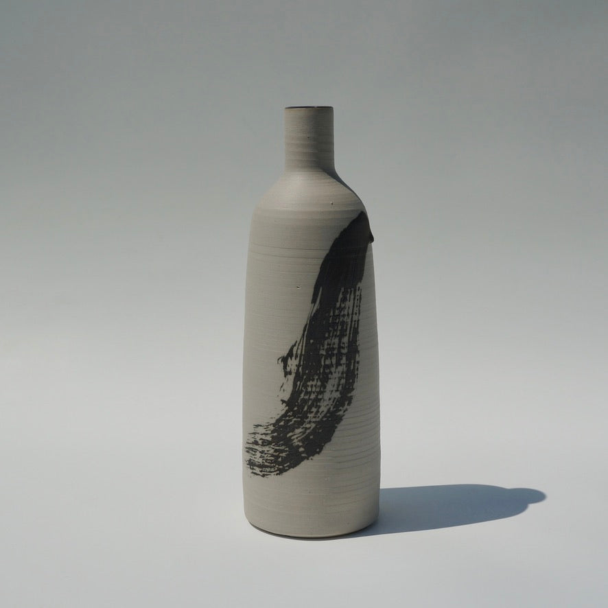Hakeme bottle vase 02