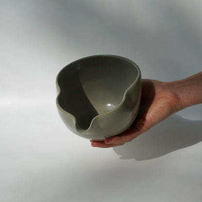 Wavy Matcha Bowl, Blue hydrangea