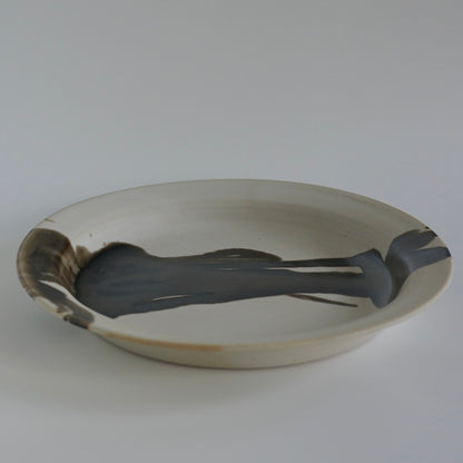 Large rimmed plate, Onyx