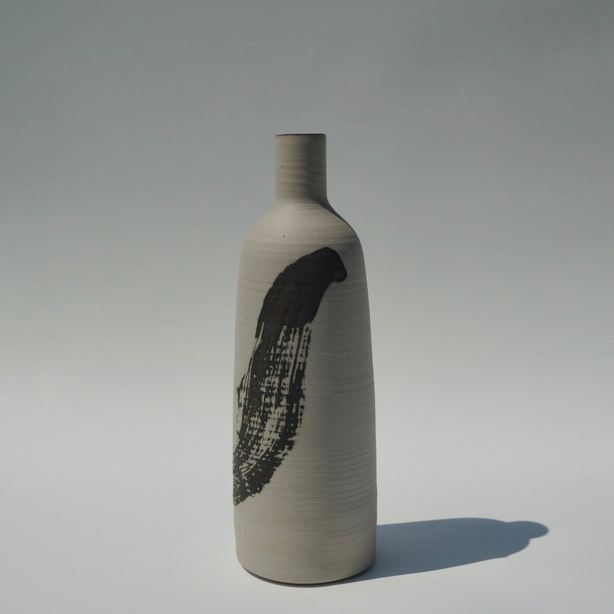 Hakeme bottle vase 02
