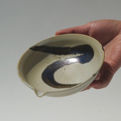 Spouted sauce dish, Amber