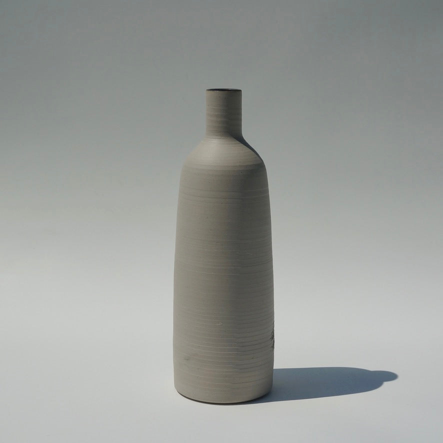 Hakeme bottle vase 02