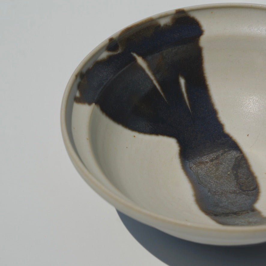 Lidded bowl, Amber